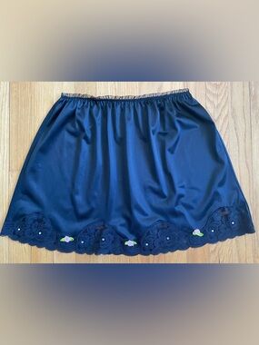 Vintage 60s Embellished Nylon Mini Slip *Medium* BLACK Scalloped Lace Half Slip